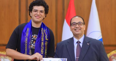 رئيس جامعة كفر الشيخ يكرّم الطالب محمد السعيد لابتكاره مشروعات جديدة