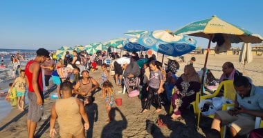 إقبال كبير من المصطافين على شواطئ مصيف بلطيم.. صور