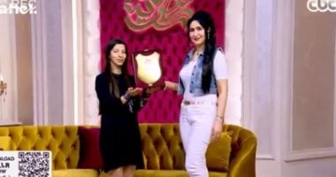 هبة عبد الفتاح تهدى عازفة عود درع الموهوبين المبدعين فى جوهرة مصرية