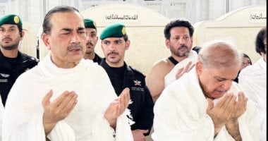 رئيس وزراء باكستان وقائد الجيش يؤديان الصلاة داخل الكعبة المشرفة.. فيديو