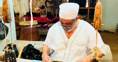 حكاية عم حمزة.. يبدع في صناعة الشال اليدوي منذ 40 عاما بقنا.. صور