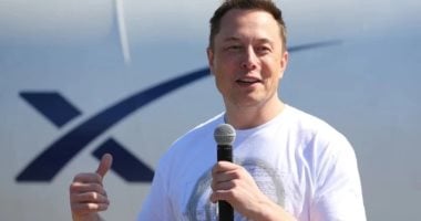 إيلون ماسك يخطط لوضع روبوتات على القمر لبناء مصانع تابعة لـ SpaceX
