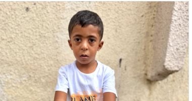 "منذ يومه الأول وهو يتلقى العلاج".. واجد أبو عواد طفل غزة حرمته الحرب من استكمال رحلة علاج يديه.. ينتظر جراحة لإعادة بناء الإبهامين.. ووالدته تستغيث: "كان من المفترض أن يدخل المدرسة مثل بقية الأطفال"