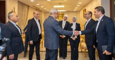وزير الإنتاج الحربى يتابع سير العملية البحثية بمركز التميز العلمى والتكنولوجى