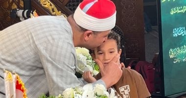 تواضع أهل القرآن.. الشيخ طه النعماني يقبل يد ورأس أصغر متسابق في «دولة التلاوة» بقنا