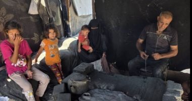 قلبه المريض لا يحتمل دخان الفرن لكنه لا يملك خيارا آخر.. قصة كفاح أبو عبدالله وأسرته داخل غزة.. الأب يواصل العمل لساعات أمام فرن الطين لإطعام 8 أفراد والزوجة تساعده وهي تحتضن طفلتهما المصابة بمرض في القلب