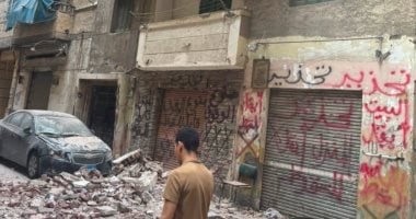 تهشم سيارة في انهيار شرفة عقار بمحرم بك الإسكندرية 