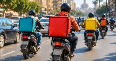 8 ملايين عامل دليفرى يسابقون الزمن فى شوارع المحروسة..عمال توصيل الطلبات تحت رحمة «التطبيق».. تدنى الأجور وإيصالات الأمانة والشكاوى الكيدية والخصومات بلا تحقيق غياب الحماية القانونية أبرز التحديات