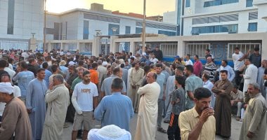 دموع الأهالي أمام مستشفى القصاصين بعد حادث الدواويس.. فيديو وصور