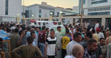 أسر الضحايا أمام المستشفى