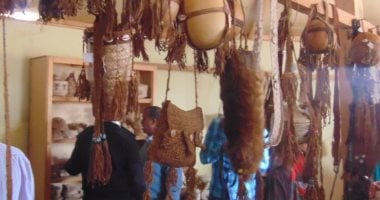 مشغولات يدوية من الجلود فى أحد المعارض