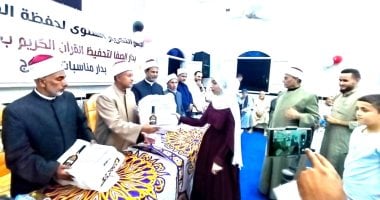 مدير أوقاف الإسماعيلية يشهد تكريم حفظة القرآن الكريم بأحد كتاتيب القصاصين