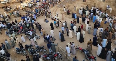 فرحة قدوم المولد النبوى على كل شكل ولون في أرجاء الأقصر.. طفل يوزع الحلوى بالمسجد على المصلين ومديح في حب رسول الله في إسنا.. وأهالى منشأة العمارى ينطلقون في سباقات الخيول.. ورفع سارية علم المولد التراثية