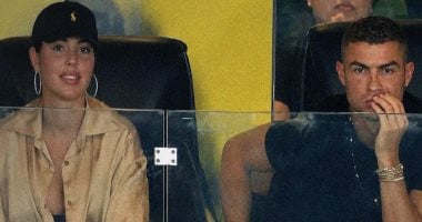 رونالدو يظهر مع جورجينا في مدرجات النصر لأول مرة بعد الزواج (فيديو)