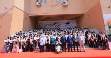رئيس جامعة بنها يشهد حفل تخرج دفعة جديدة من طلاب كلية الآداب