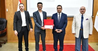 نائب محافظ قنا يشهد تسليم شهادات تخرج برنامج الطاقة المتجددة