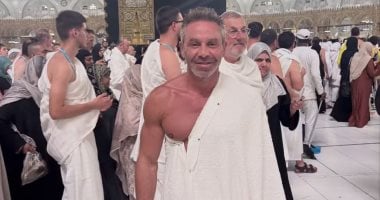 حازم إمام يؤدى مناسك العمرة بمكة المكرمة.. صورة