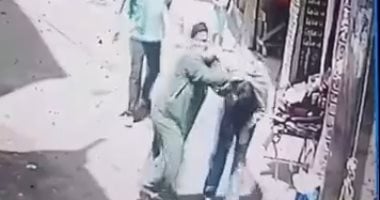 بلاغ يتهم سيدة بسحل زوجة ابنها فى الشارع والكاميرات ترصد الواقعة بالمحلة