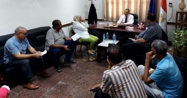 وكيل تعليم أسوان يجتمع بموجهى وأوائل المواد استعدادا للعام الدراسى الجديد