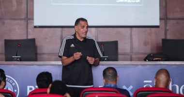 جمال الغندور يشرح لفريق بيراميدز تعديلات قانون التحكيم.. صور - اليوم السابع