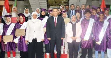 محافظ القليوبية يكرم 13 من الأبناء المتفوقين بدور الرعاية على مستوى المحافظة
