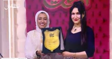 هبة عبد الفتاح تهدى فرقة سنبلة درع الموهوبين والمبدعين من "جوهرة مصرية"