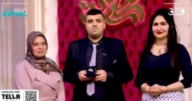 هبة عبد الفتاح تهدي والدة بطل من ذوى الهمم قلادة ذهبية بـ جوهرة مصرية
