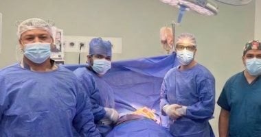 طعنة نافذة اخترقت صدره وخرجت من ظهره.. فريق طبي بجامعة سوهاج ينقذ حياة مصاب