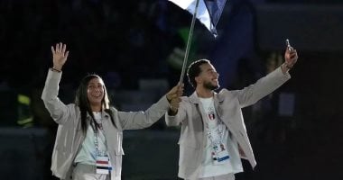 محمد السيد وفريدة عثمان يحملان علم مصر