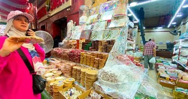 سمسمية وحمصية وفولية.. حلوى المولد النبوى تزين شوارع القاهرة