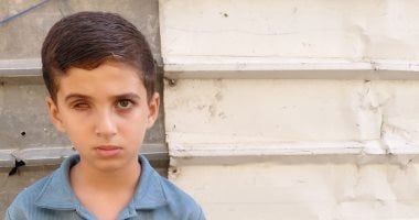 في خيمة أنهكها النزوح.. أم تواجه ألم استشهاد زوجها وإصابات طفليها.. إسماعيل فقد عينه وسمعه وأصيب بشلل في الوجه.. وإلياس يعاني الشلل النصفي وفقدان النطق.. ومناشدة عاجلة لإنقاذهما ونقلهما للعلاج خارج غزة