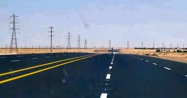 جانب من أعمال تطوير طريق الداخلة شرق العوينات