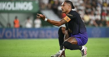 رافينيا يحتفل بهدف برشلونة الأول