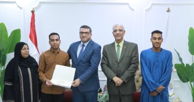محافظ قنا يكرم أوائل الثانوية العامة على المحافظة ويشيد بدور الأسرة والمدرسة