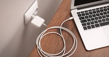 هل من الآمن شحن بطارية الموبايل باستخدام شاحن اللاب توب؟