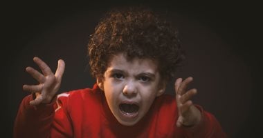 أخطاء شائعة فى التعامل مع الطفل وقت الغضب.. ماذا تفعل الأم بدلًا من العقاب؟