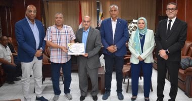 مدير تعليم سوهاج يكرّم موجهي العموم وأعضاء لجنة تقدير درجات الشهادة الإعدادية