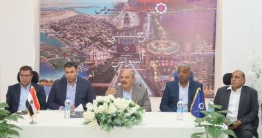 محافظ السويس يستمع لمطالب المواطنين ويوجه بحلول عاجلة