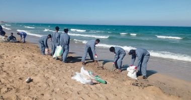أبو رديس تواصل أعمال تطهير الشاطئ العام ورفع المخلفات الزيتية