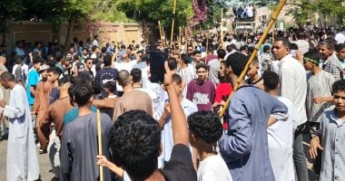 بالعصا الصعيدي.. الآلاف من شباب الكرنك يحتفلون بالمولد النبوى «فيديو»