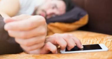 وضع الموبايل تحت المخدة أو بجوار الرأس أثناء النوم