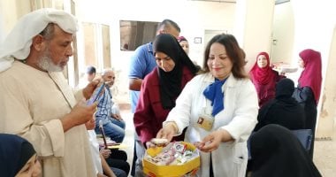 مصر الجميلة.. طبيبة مسيحية تهدى حلوى المولد على المترددين بعيادات التأمين الصحى