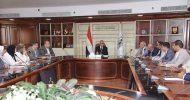 محافظ بنى سويف يبحث مع مستثمرى «بياض العرب» إجراءات تحسين منظومة المرافق