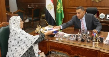 محافظ القليوبية يسلم مواطنة بطاقة تكافل وكرامة استجابة لطلبها