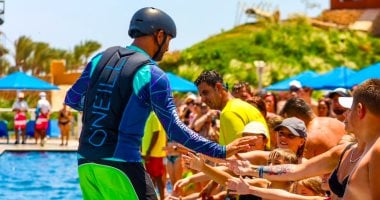 السياح مع لاعب الفاعى بورد 