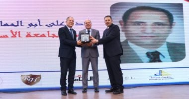 محافظ دمياط يشارك في مؤتمر علماء المستقبل بجامعة دمياط