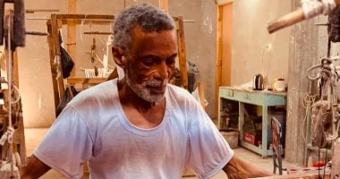 العم أحمد صانع النسيج اليدوى بقنا يعيد قرية "الخطارة" لأمجاد الحرفة بالأسواق