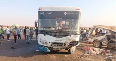 مصرع 9 أشخاص وإصابة 8 آخرين إثر حادث تصادم سيارتين على طريق مطروح - اليوم السابع