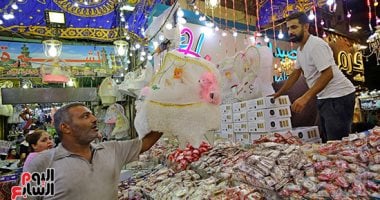 القاهرة العامرة.. محلات بيع حلوى المولد النبوى الشريف تزين الشوارع والميادين