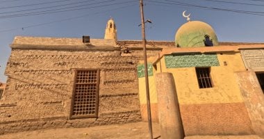 المسجد العمري بإدفو يحكي أسرار 650 عامًا من العمارة الإسلامية في أسوان.. مبنى أثري يجمع الطراز المملوكي مع عناصر فرعونية قديمة.. 5 أروقة و7 أعمدة و3 لوحات أثرية ومئذنة تشبه المآذن الفاطمية.. صور
